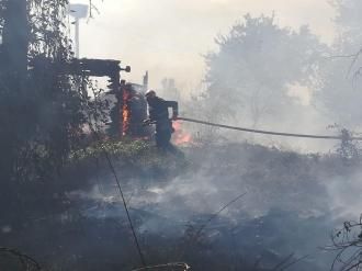 Замість трави - спалили дві будівлі