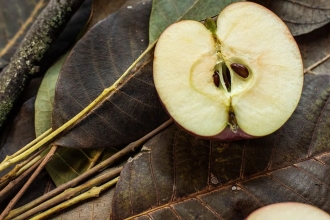 Зернятка яблук їжте не розжовуючи