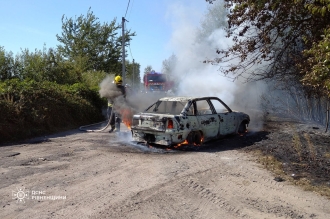 Згоріло авто на сільській дорозі на Поліссі 