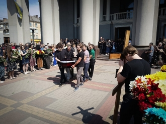 Зі сльозами та оплесками у Рівному попрощалися з театралом (ФОТО)