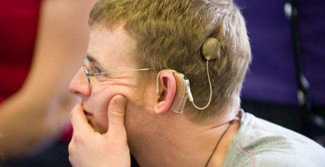820 тисяч гривень – щоб почути слова матері: як люди, які втратили слух, шукають кошти на його відновлення