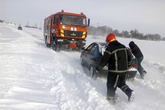 9 легковиків та 23 людини звільнили зі снігового полону поблизу Здолбунова