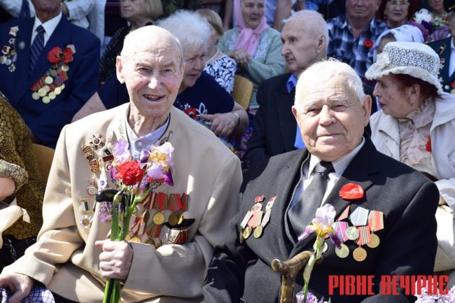 9 травня у Рівному: ветерани усміхалися, а діти дарували їм квіти