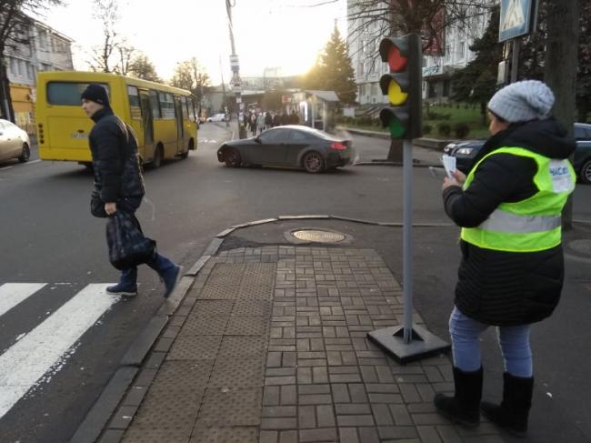 Активісти встановили свій світлофор біля Рівненської РДА
