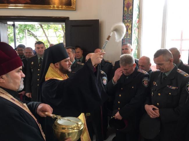 Архієпископ - у слідчому ізоляторі: освятив каплицю і нагородив Ткачука