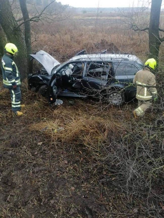 Авто на Дубенщині вилетіло з траси та застрягло у деревах (ФОТО)