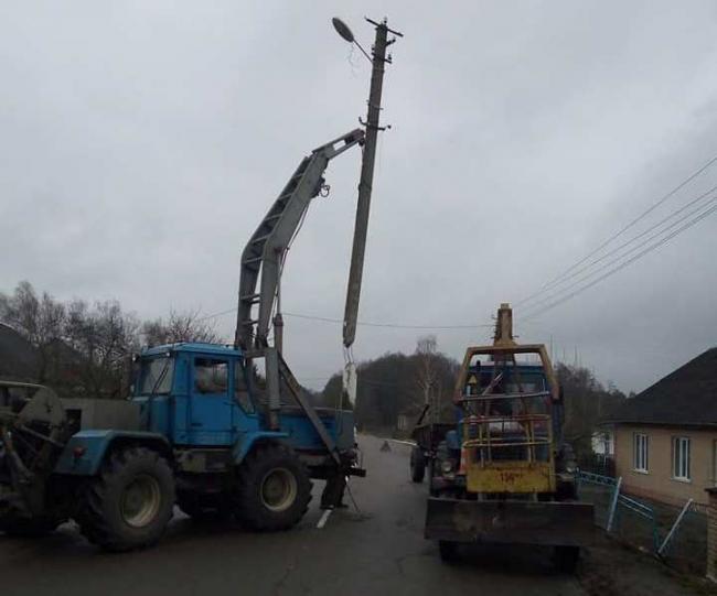  Авто «влетіло» в електроопору – село на Костопільщині залишилось без «світла» (ФОТО)