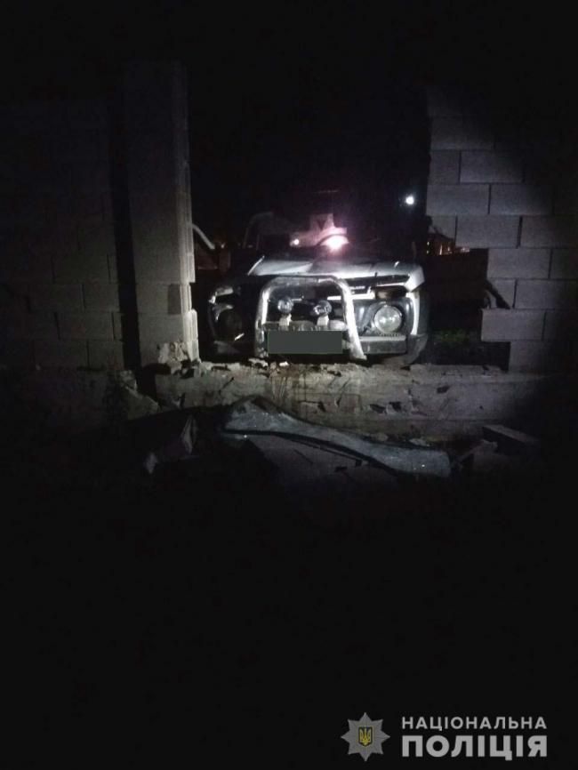 Авто врізалося в бетон: водія та пасажира витягли з травмами та запахом алкоголю