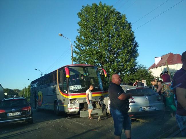 Автобус «влетів» у таксі - постраждали журналісти