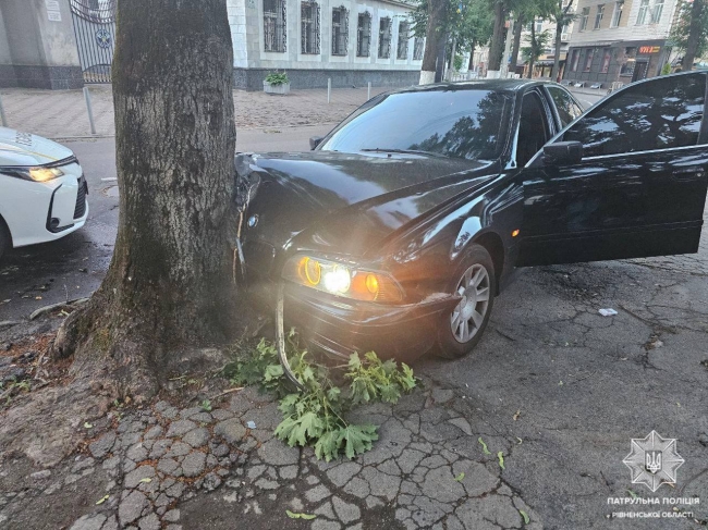 Автомобіль «БМВ» влетів у дерево неподалік райсуду