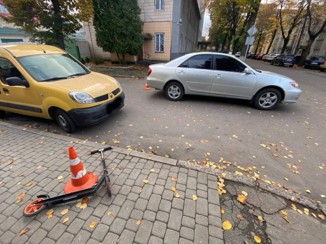 Автомобіль «Toйота» збив у Рівному дитину на самокаті