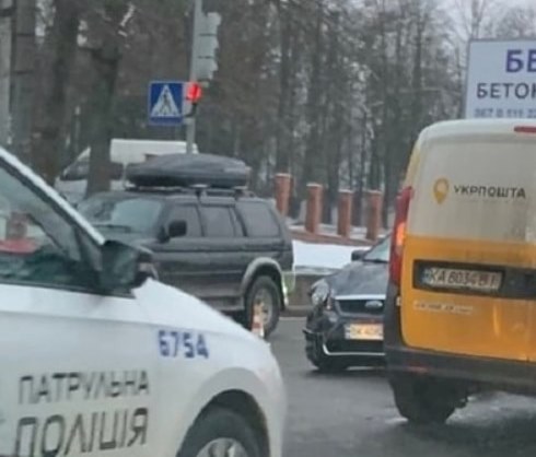 Автомобіль «Укрпошти» на виїзді з Рівного потрапив у ДТП