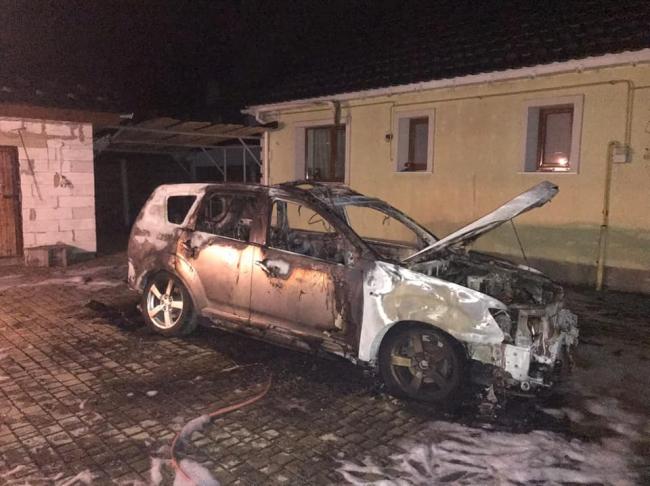 Автомобіль загорівся за три метри від будинку: вогонь пошкодив три вікна та газовий лічильник 