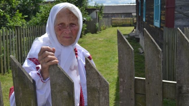 Бабуся на Рівненщині віддає половину пенсії військовим