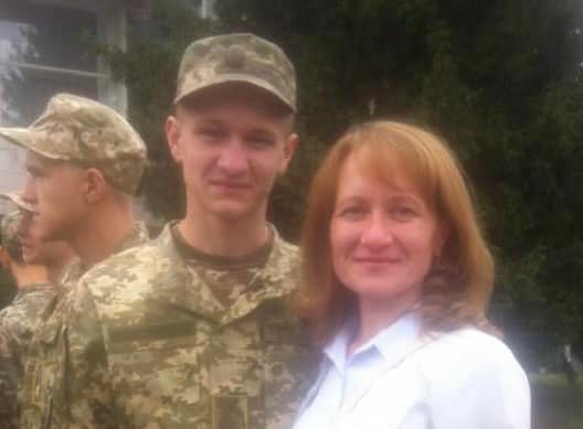  на фото - Сергій Столяр з мамою