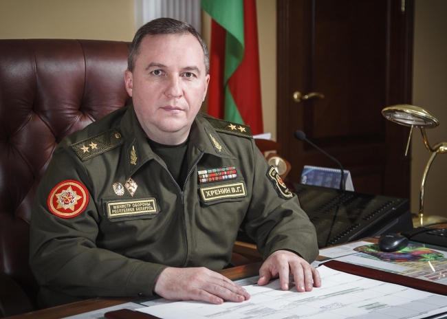 на фото міністр оборони Білорусі Віктор Хрені