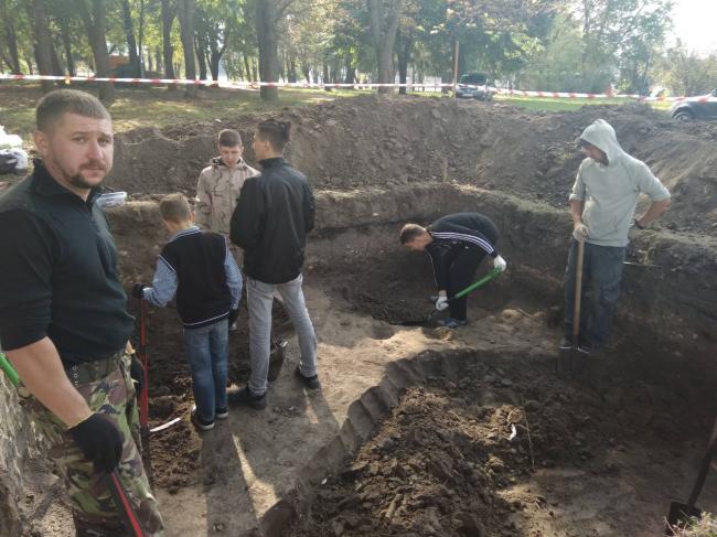 Біля «Авангарду» відновили розкопки (ФОТО)