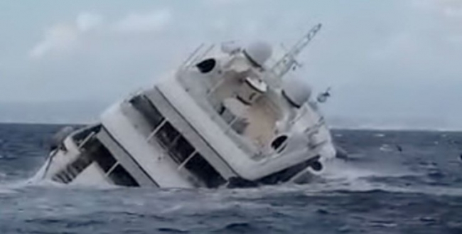 Біля берегів Італії потонула яхта російського олігарха (ВІДЕО)