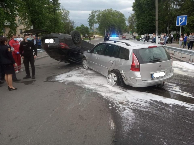 Біля Острозької академії аварія: автомобіль перекинувся на дах  