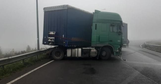 Біля Рівного через туман вантажівка врізалася у відбійник (ФОТО/ВІДЕО)