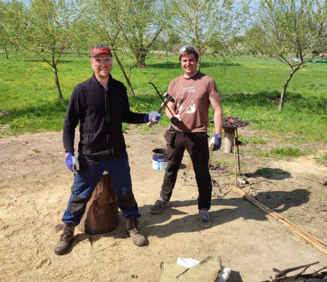 Брати-переселенці «з нуля» опановують професію ковалів на Рівненщині
