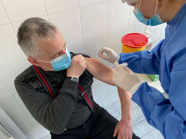 Бригади медиків на Рівненщині щеплюватимуть людей від коронавірусу