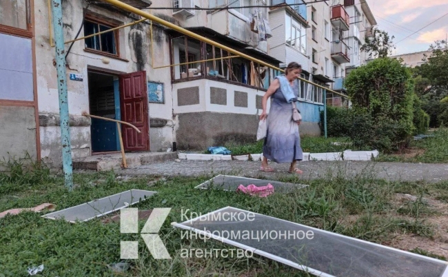 Будинки пошкоджені, а туристи тікають: наслідки удару по аеродрому в Криму