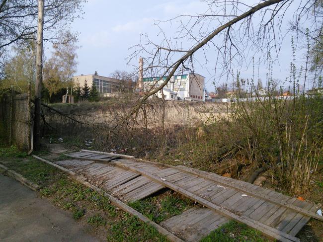 Будівництво біля басейну на Чорновола: вибитий паркан, величезний котлован і відсутність паспорта