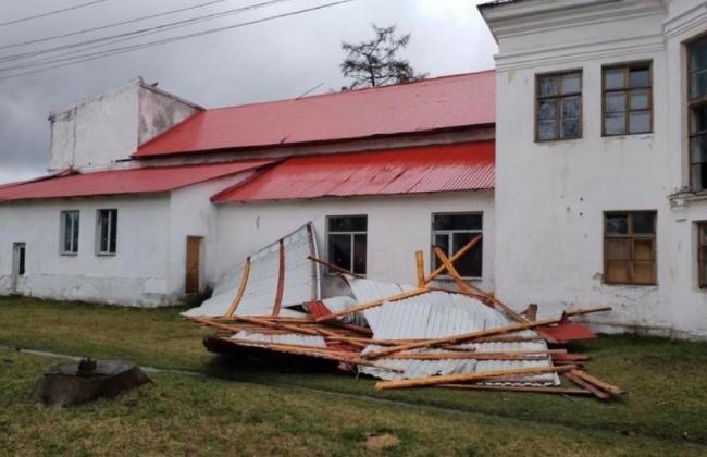 Буревій на Рівненщині зруйнував дах сільського будинку культури
