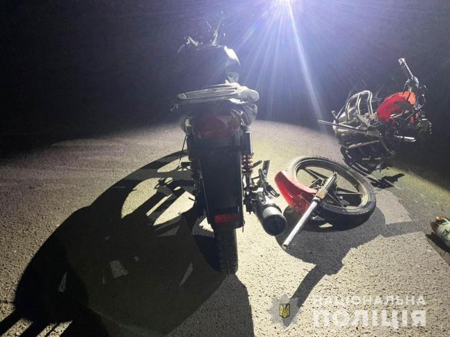 Четверо юнаків та дівчат вночі зіткнулися на мотоциклах і постраждали (ФОТО)