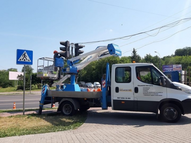 Бригади КП «Міськсвітло» ремонтують мережі зовнішнього освітлення у Квасилові