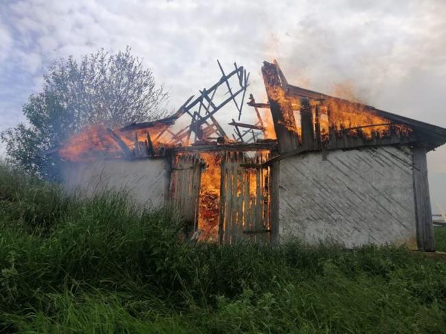 Чималу пожежу у Данчимості гасили майже чотири години рятувальники з Костополя та з Мирного