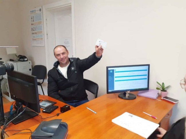 Чоловік з Рівненщини отримав свій перший паспорт у 36 років