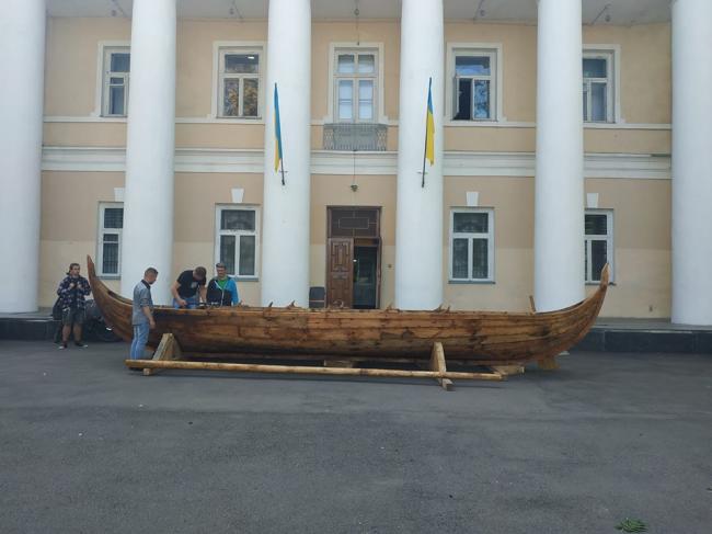Човен вікінгів перенесли до воріт музею, щоб сьогодні спустити на воду