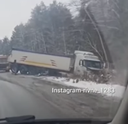 На Рівненщині вантажівка злетіла з траси