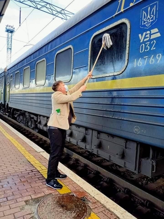 Данець купив швабру і помив брудне вікно потяга «Укрзалізниці» 