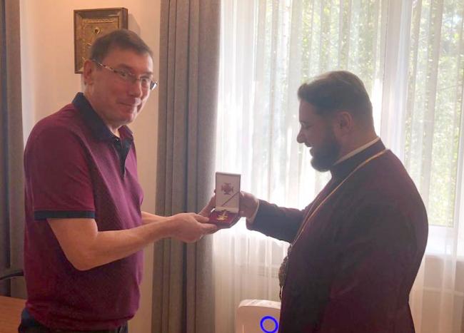 Архієпископ Іларіон вручає медаль Юрію Луценку