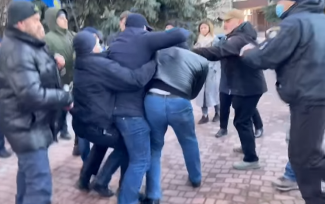 Депутат Осуховський знову почубився з націоналістом Гранітним (ВІДЕО)