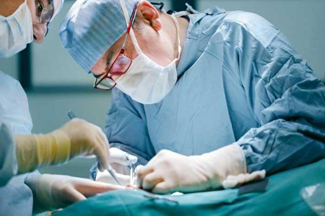 Чернівецький хірург, якого звинуватили у смерті пацієнтки, працюватиме у Рівному