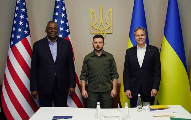 Держсекретар США та міністр оборони обговорили у Києві допомогу з президентом України