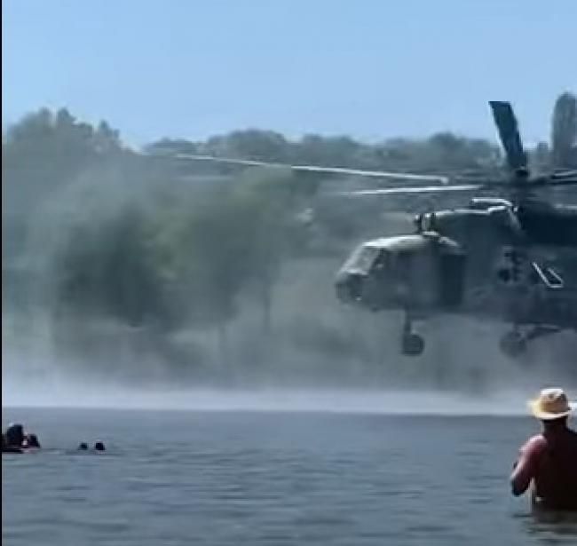 Десантники на гелікоптері прилетіли на пляж, налякавши людей (ВІДЕО)