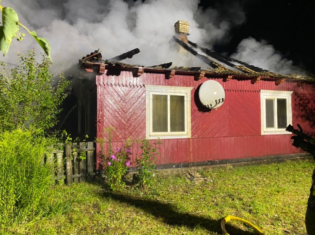 Десять рятувальників гасили вночі пожежу у селі на Поліссі