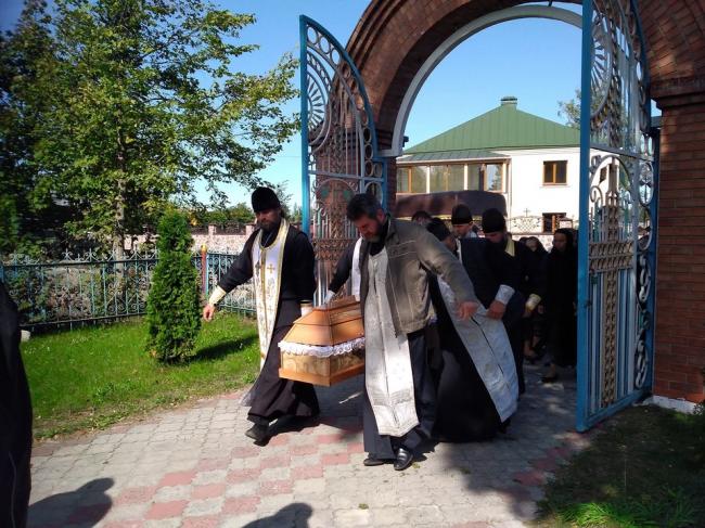 Десятки людей на Зарічненщині провели священика в останню путь (ФОТО)