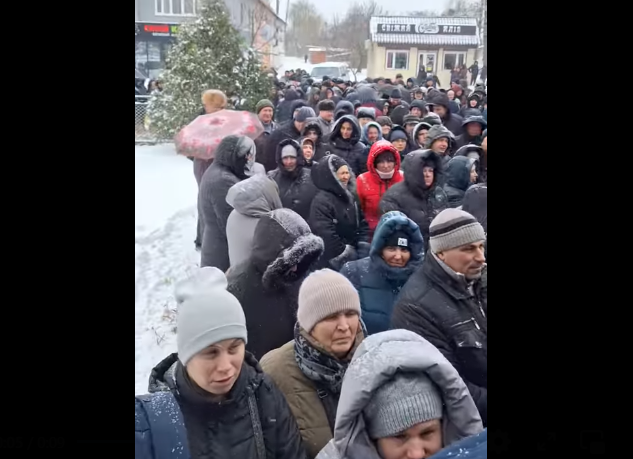 Десятки людей стояли на морозі в черзі у Зарічному (ВІДЕО)