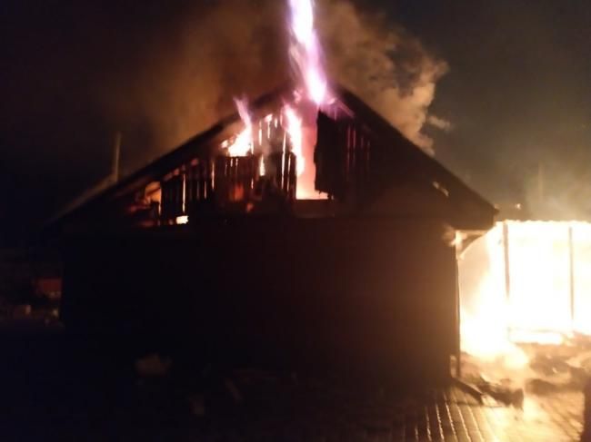 Дев’ять рятувальників гасили майже три години дахи у селі