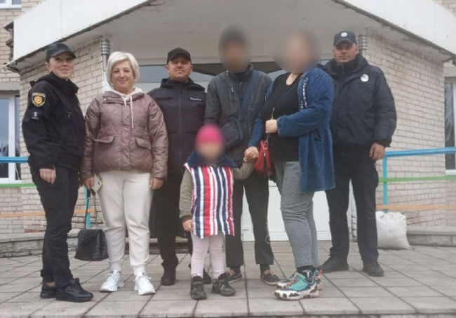 Поліцейські допомогли сім`ї біженців влаштуватися на Дубенщині