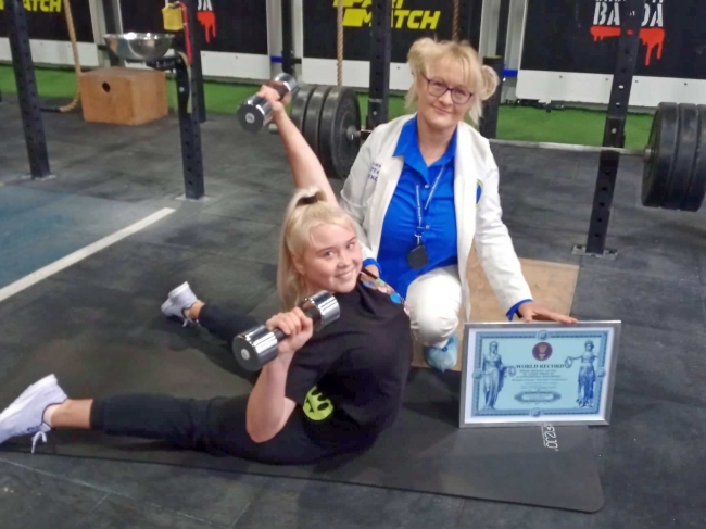 Дівчина з Рівненщини встановила світовий рекорд з підняття гантелей