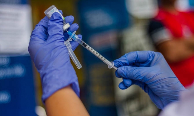 Добровольці все ще тестують вакцину проти COVID-19