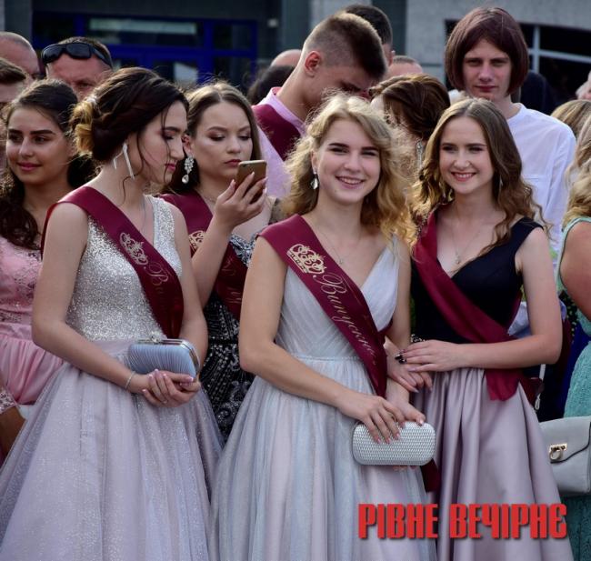 Довгі сукні, щирі усмішки і веселий сміх: фоторепортаж з параду рівненських випускників