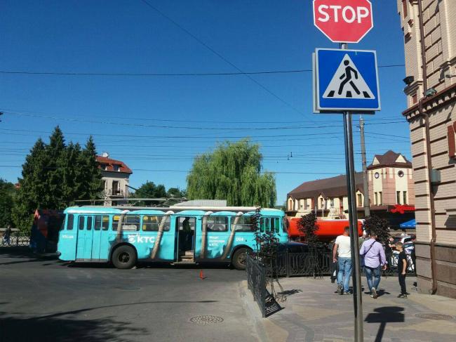 ДТП біля пивзаводу: «Міцубісі» не пропустив тролейбус